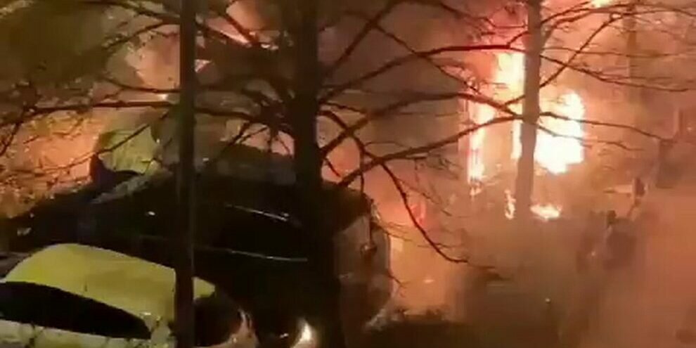 Berlino, proteste contro il lockdown- auto in fiamme e cittadini in strada