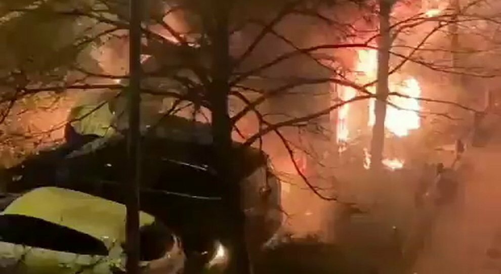 Berlino, proteste contro il lockdown- auto in fiamme e cittadini in strada