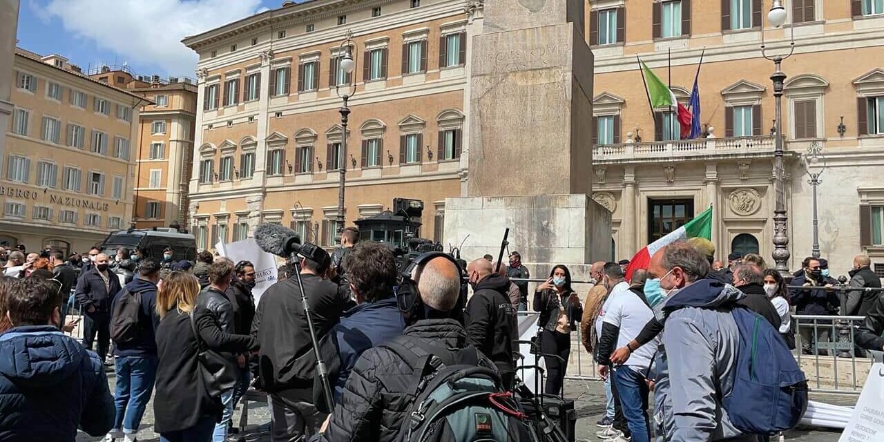 10 mila persone a Montecitorio! Buttiamo giu questo palazzo di merda. #IoApro