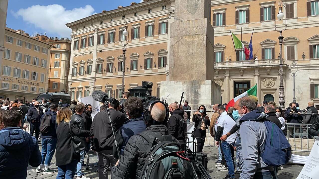 10 mila persone a Montecitorio! Buttiamo giu questo palazzo di merda. #IoApro