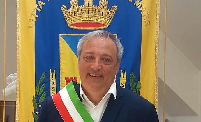 Sindaco annulla coprifuoco: ordinanza per uscire anche dopo le 22,00