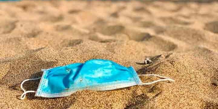 Mascherina anche in Spiaggia: secondo Pregliasco