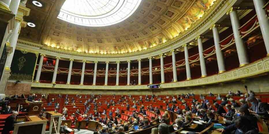 Francia: Approvato di notte l'articolo sulla tessera sanitaria dopo una nuova votazione