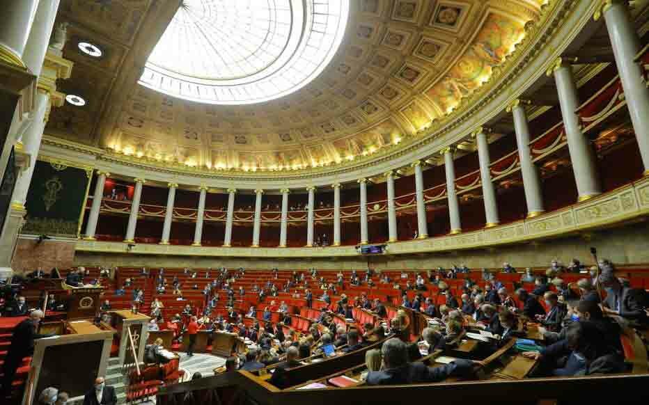 Francia: Approvato di notte l'articolo sulla tessera sanitaria dopo una nuova votazione