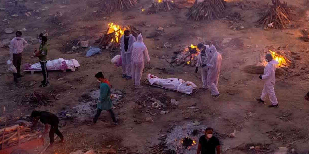 Variante Indiana: cadaveri bruciati in strada e la fake news della variante. Un’usanza secolare usata per fare terrorismo mediatico