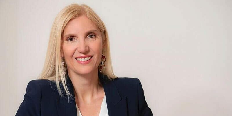 Renate Holseizen, l'avvocato italiana che collabora con Reiner Fuellmich