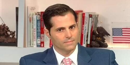 Chi tocca i Clinton muore! Trovato morto il reporter che riferì di un sospetto incontro di Clinton con il Procuratore Generale