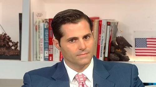 Chi tocca i Clinton muore! Trovato morto il reporter che riferì di un sospetto incontro di Clinton con il Procuratore Generale