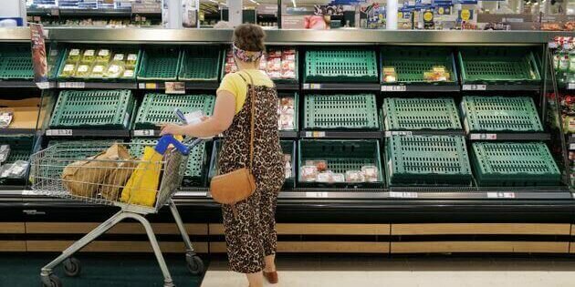 Caos Regno Unito, 1,7 milioni in quarantena: scaffali vuoti nei supermercati e attività chiuse