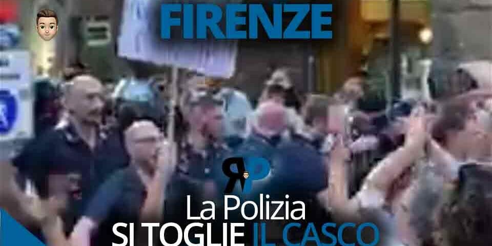 Firenze: la Polizia si toglie il casco alla Manifestazione contro il Green Pass
