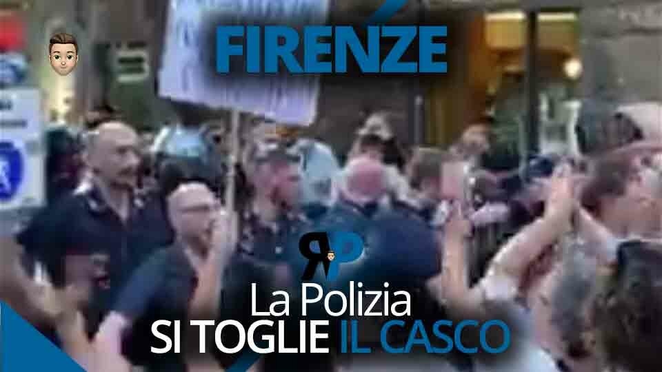 Firenze: la Polizia si toglie il casco alla Manifestazione contro il Green Pass