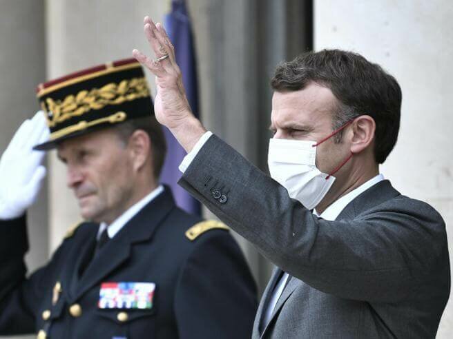 Green pass Francia: obbligatorio per andare al ristorante e in aereo. E Figliuolo si associa