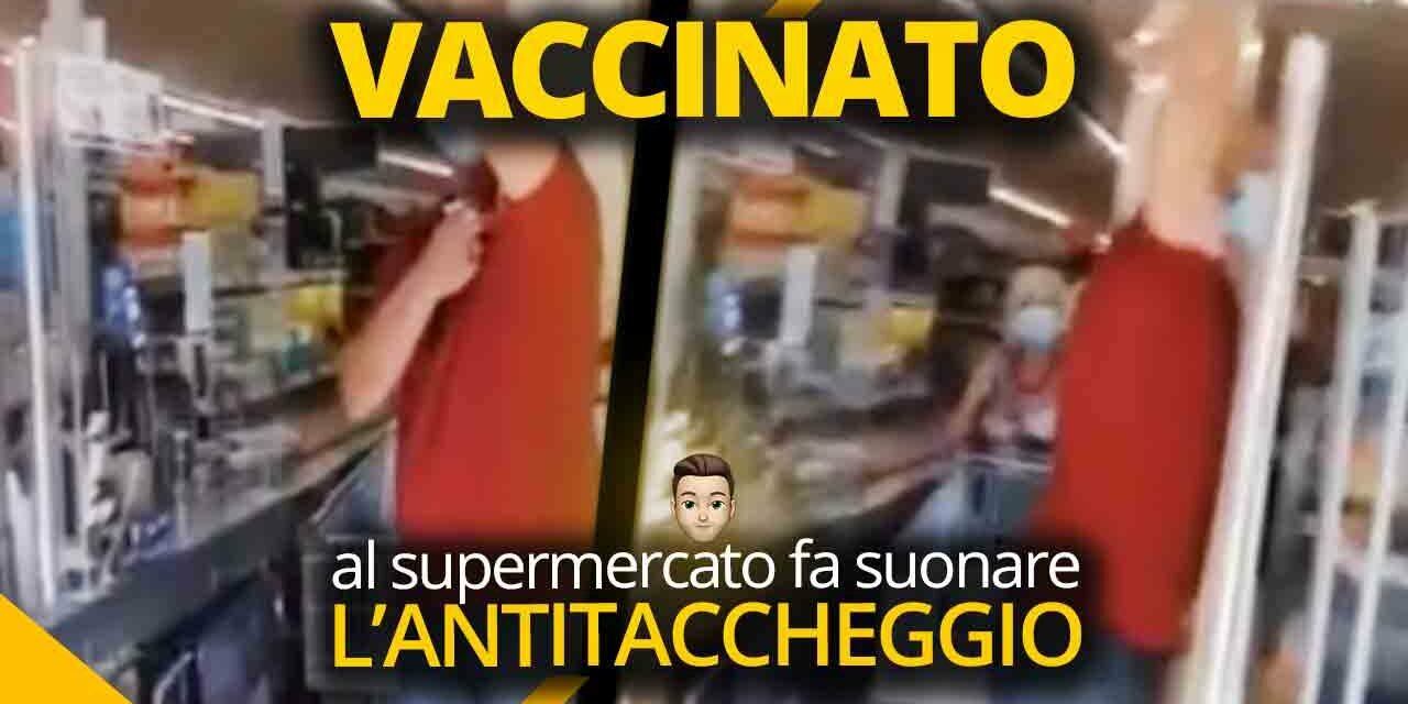 Vaccinato al supermercato continua a far suonare l’antitaccheggio