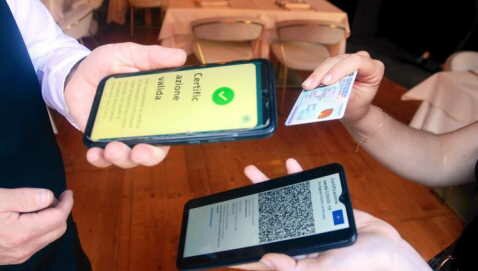 Green pass, contrordine! Titolari dei locali possono chiedere i documenti