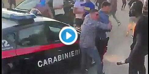 Maxi rissa e coltellate tra stranieri: carabinieri usati come scudo