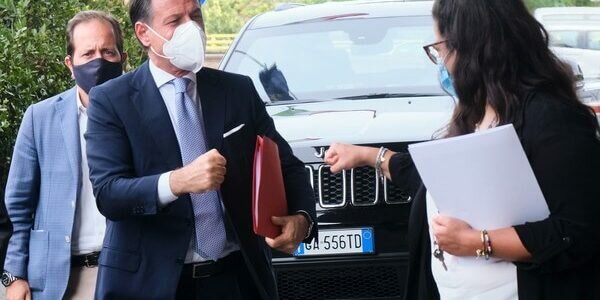 Gli operai chiudono la fabbrica a Giuseppe Conte: respinto all'ingresso della Gkn