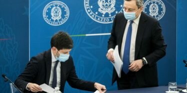 Il vaccino obbligatorio slitta al 2023: L'Ema rinvia i piani di Draghi, altri due anni per l'ok a Pfizer