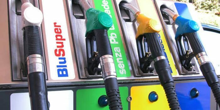Governo valuta un’accisa mobile per frenare il costo del carburante