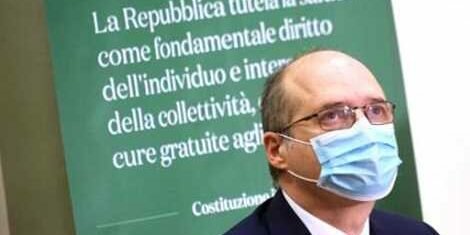 Covid, segnalati 2 morti al giorno dopo il vaccino. Vertici Aifa non rispondono