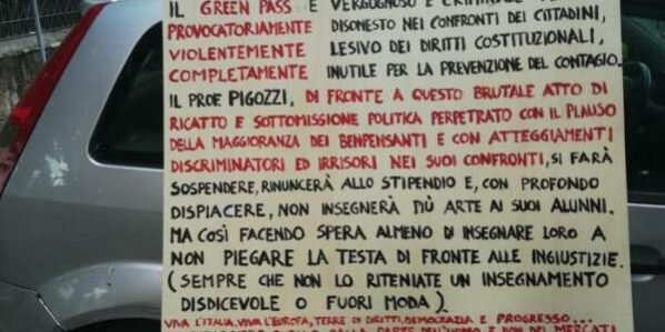 Cartello di un docente “Green pass vergognoso, disonesto e inutile”