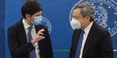 Speranza: obbligo vaccinale previsto dalla Costituzione, il governo non ha paura