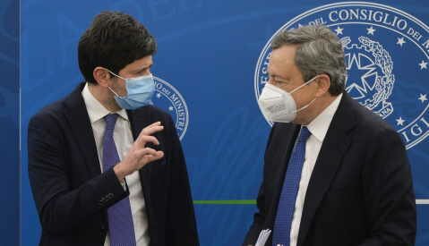 Speranza: obbligo vaccinale previsto dalla Costituzione, il governo non ha paura