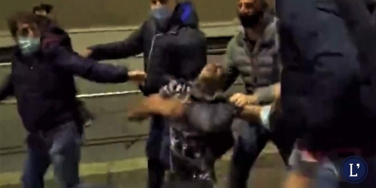 Manifestante No Green Pass colpito al collo, sviene e poi viene trascinato via