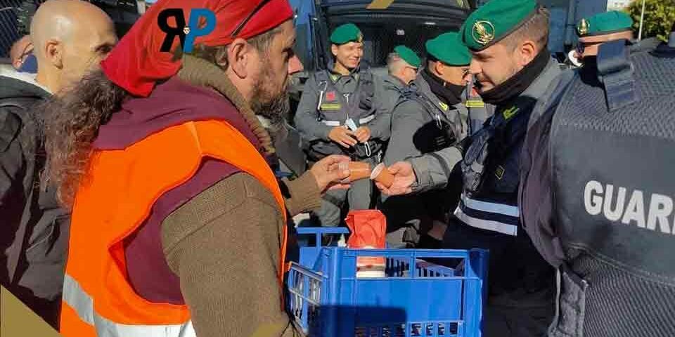 I Portuali di Trieste offrono il caffè ai militari della Guardia di Finanza