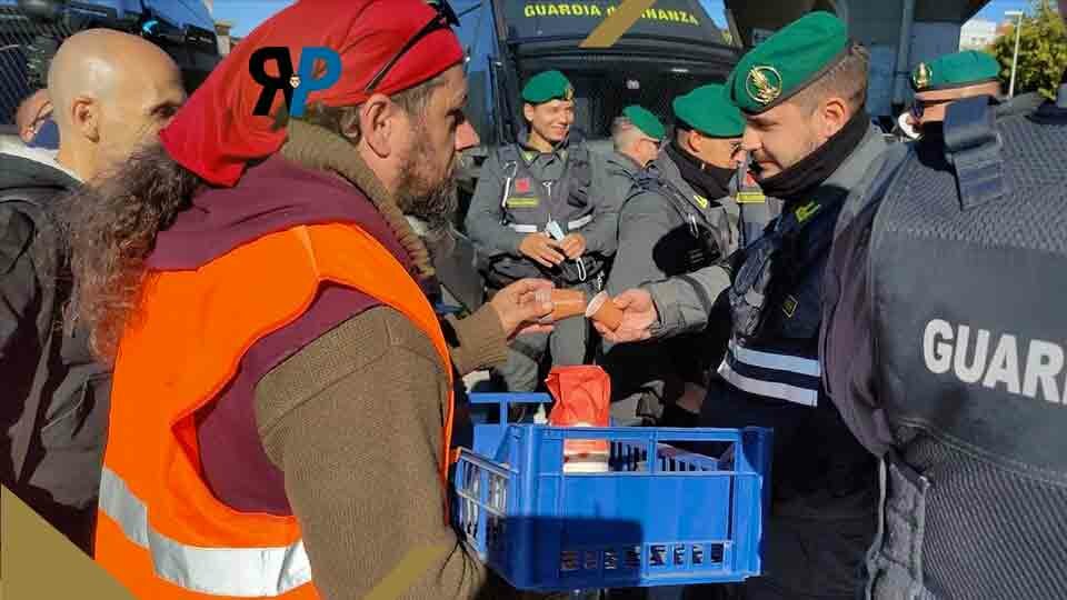 I Portuali di Trieste offrono il caffè ai militari della Guardia di Finanza