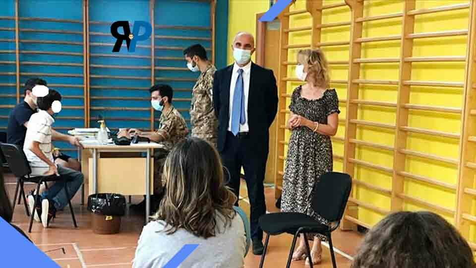 Sindaco Masci in visita alla scuola media Antonelli per le vaccinazioni anti Covid dei ragazzi