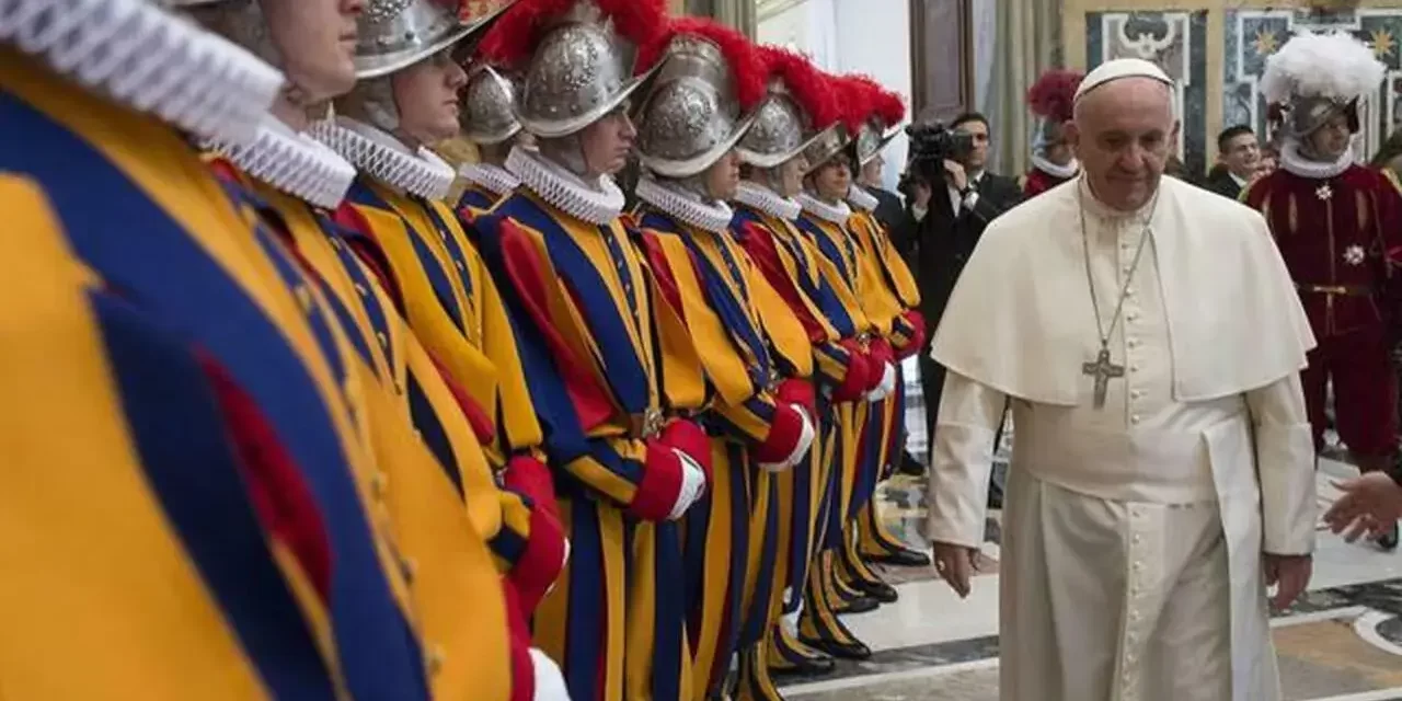 Vaticano, tre Guardie Svizzere no-vax si dimettono: non accettano l'obbligo di green-pass deciso dal Papa