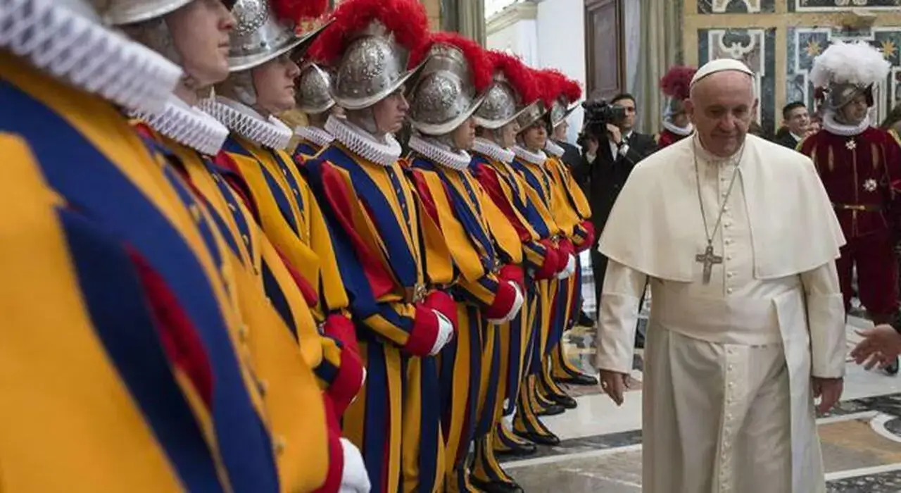 Vaticano, tre Guardie Svizzere no-vax si dimettono: non accettano l'obbligo di green-pass deciso dal Papa