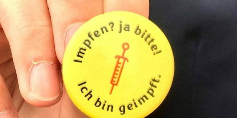 Bottoni gialli sui vestiti per distinguere i vaccinati. È bufera in Germania