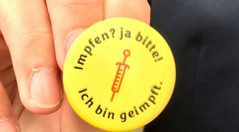 Bottoni gialli sui vestiti per distinguere i vaccinati. È bufera in Germania