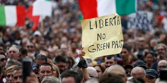 Green pass lavoro, prosegue il ricatto: ai “ribelli” niente assegno di maternità o malattia