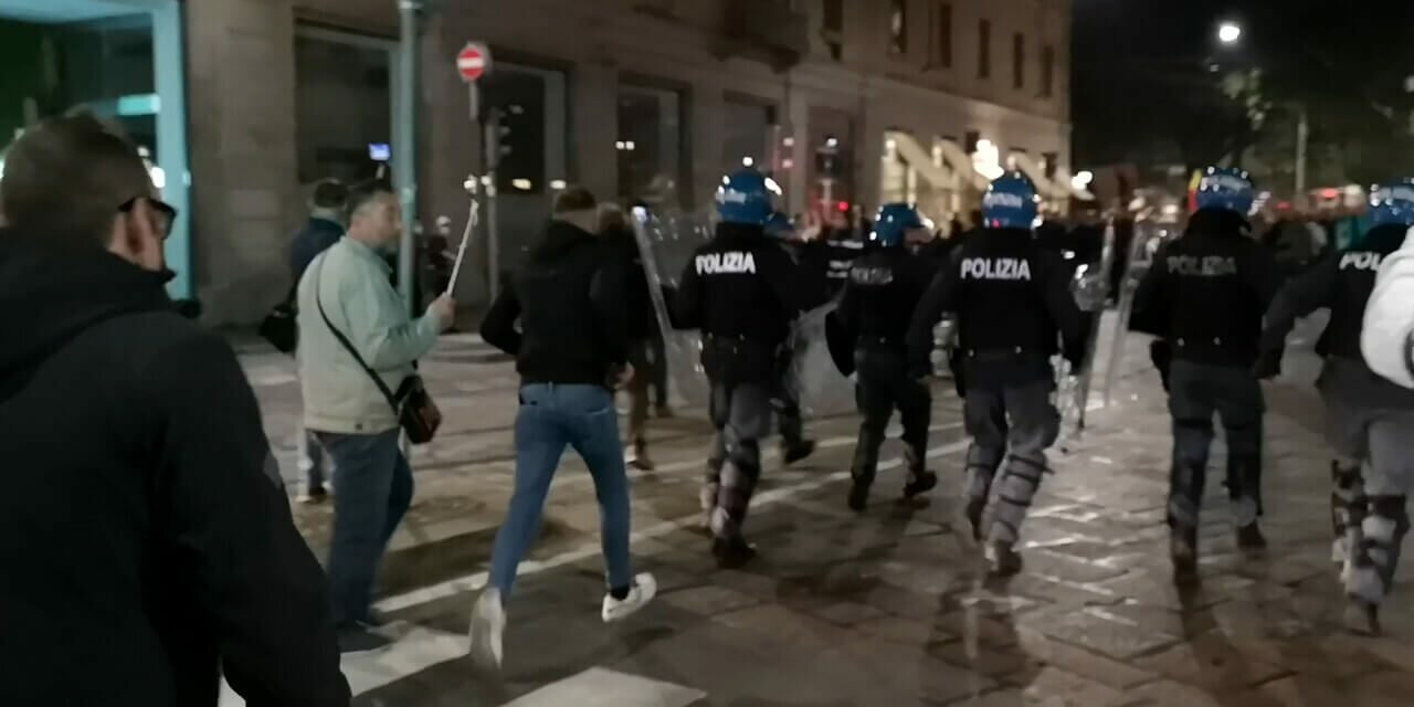 Milano, corteo No Green Pass: cambia direzione di continuo facendosi beffe della Polizia