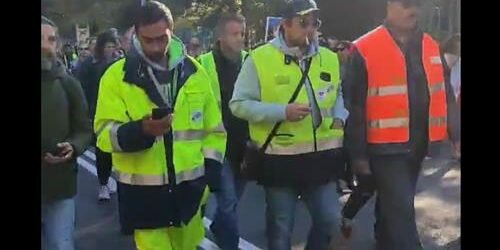 I portuali non mollano: corteo di protesta a Trieste