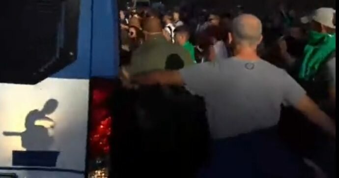 Denunciato il poliziotto in borghese ripreso mentre picchia un manifestante