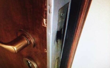 Anziano rientra e trova la casa occupata dai rom