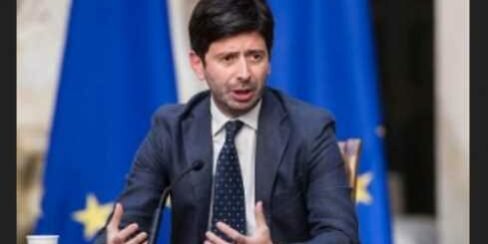 Speranza: Ok somministrazione vaccino Covid con antinfluenzale