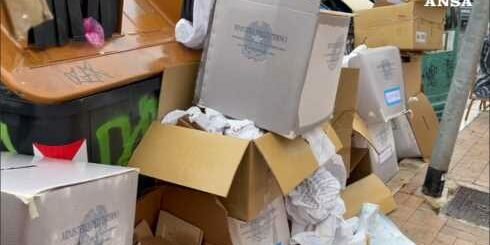 Roma, urne elettorali abbandonate tra i rifiuti