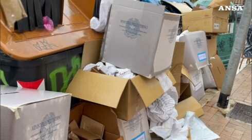 Roma, urne elettorali abbandonate tra i rifiuti
