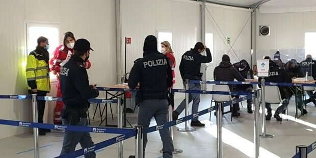Vaccini Covid, verso obbligo per professori e forze dell’ordine Vaccini Covid, verso obbligo per professori e forze dell’ordine