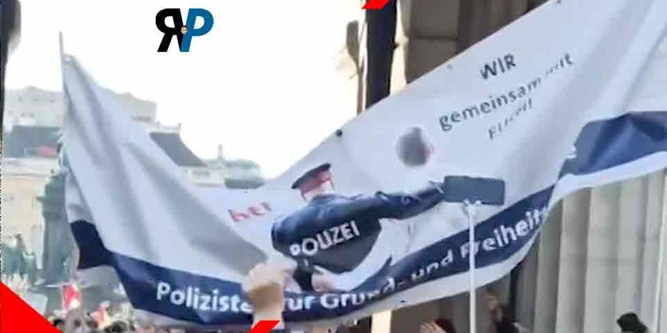 Austria, la Polizia si ribella al lockdown insieme ai no-vax: combattiamo per la libertà