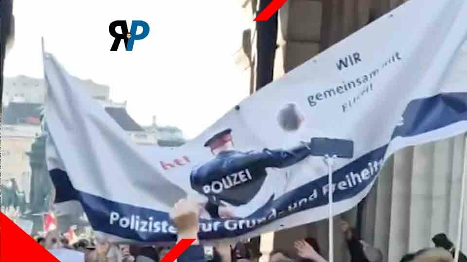 Austria, la Polizia si ribella al lockdown insieme ai no-vax: combattiamo per la libertà