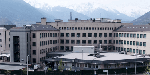 Aosta. Accusano sintomi in ospedale poco dopo la terza dose. Risultati positivi al covid due medici della Rianimazione. Morta anziana vaccinata contagiata nella RSA di via San-Martin-de-Corlèans