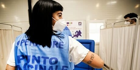 Caos terza dose a Napoli: la metà dei sanitari decide di attendere