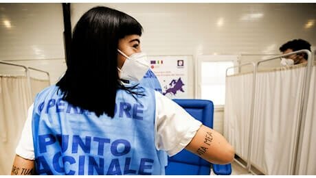 Caos terza dose a Napoli: la metà dei sanitari decide di attendere