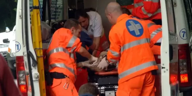 Soccorsi in una fabbrica tre operai: colti da malore nello stesso momento