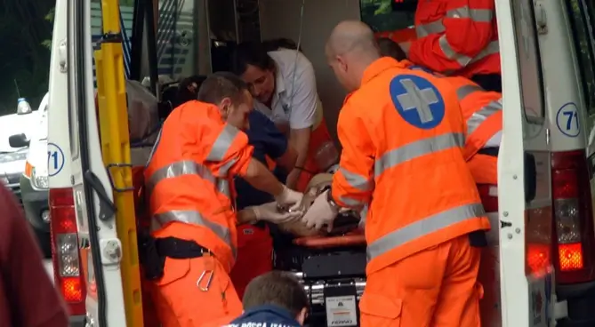 Soccorsi in una fabbrica tre operai: colti da malore nello stesso momento